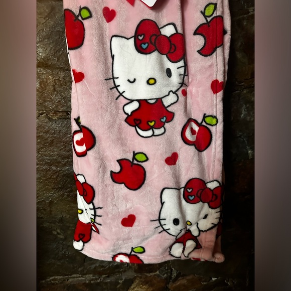 Hello Kitty APPLE 🍎 ❤️ throw - Picture 3 of 4